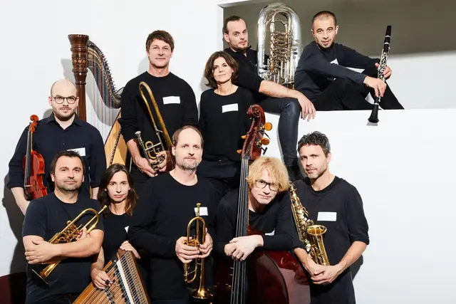 Das Ensemble Musicbanda Franui unterstützt instrumental.