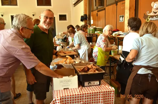 Ziel der Wanderung war die Fleischerei Dorrer in Seestoa, wo ein warmes Leberkäsbuffet auf die Gäste wartete. | Foto: Gabriela Paratschek