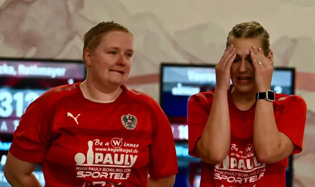 Sehr emotionales Bild. Lisa Vsetecka und Dominique Rathmayer.