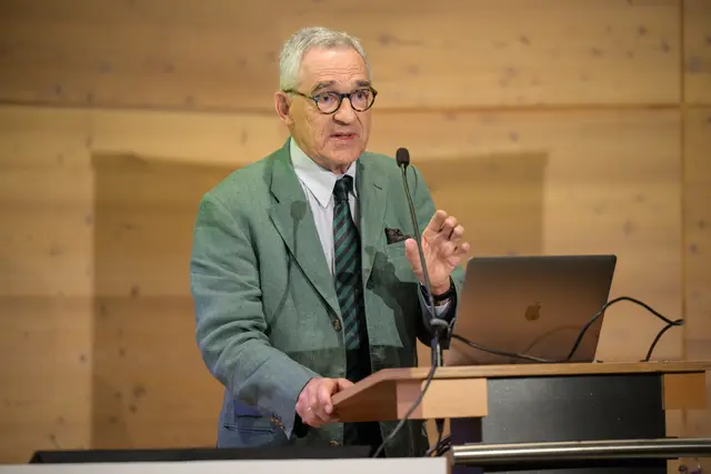 Georg Wick (Universität Innsbruck) spannte in seinem Vortrag zu Longevity den Bogen von zellbiologischen Grundlagen bis zur Pensionsreform. | Foto: ADSI / Oss