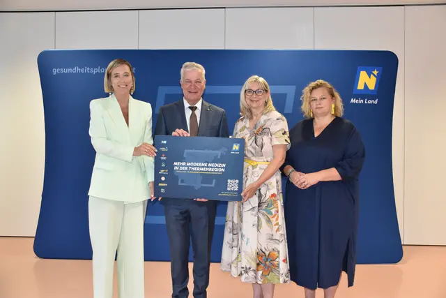 Primaria Birgit Grünberger, Landesrat Anton Kasser, Geschäftsführerin Gesundheit Thermenregion GmbH Silvia Bodi, Vorständin NÖ LGA Elisabeth Bräutigam. | Foto: Mirjam Preineder