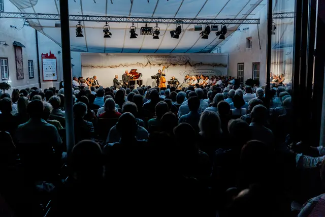 Laue Sommerabende mit Kulturgenuss auf der Burg Golling.  | Foto: Döllerer