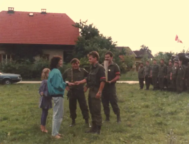 Geschenkübergabe an eine Unterkunftsstellerin in Kärnten. Die Gastfreundschaft ist den Soldaten bist heute in Erinnerung gebleiben. | Foto: ÖBH