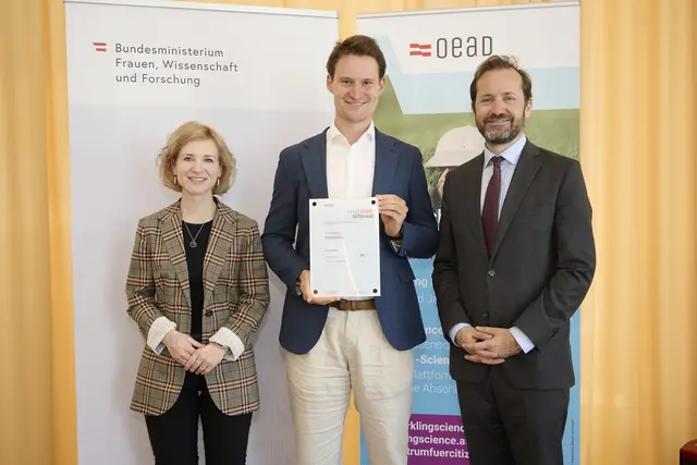 Menschen stehen vor Transparent