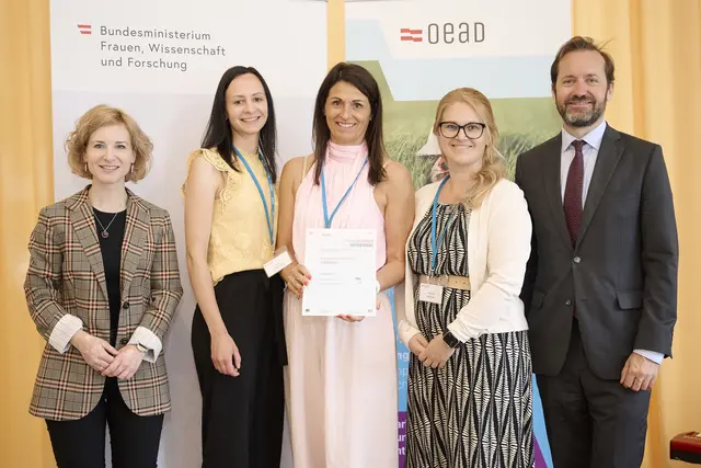 Bundesministerin Eva-Maria Holzleitner, Lehrerin Jasmin Mayrhofer, Direktorin Alice Hartl, Lehrerin Melanie Neßlböck und OeAD-Geschäftsführer Jakob Calice (v. l.). | Foto: OeAD_APA-Fotoservice_Hörmandinger