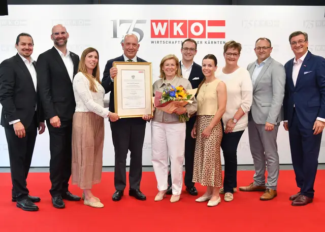 WK Bezirksstellenobmann von St. Veit Walter Sabitzer, Bezirksstellenleiter Robert Schratt, KommR Hans Matthias Liebenwein mit Familie, WK Vizepräsidentin KommR Astrid Legner, WK Direktor Meinrad Höfferer und  WK Präsident Jürgen Mandl. | Foto: WKK/Studiohorst