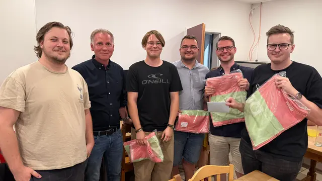 Das Siegerteam „Geschichtelehrer“ mit Quizmaster Simon Panholzer, SPÖ Vorsitzender Mario Moser-Luger, Simon Gierlinger, Moritz Pöllmann, Matthias Hörzi und Lukas Götzenberger (v. l.).
 | Foto: SPÖ Engerwitzdorf