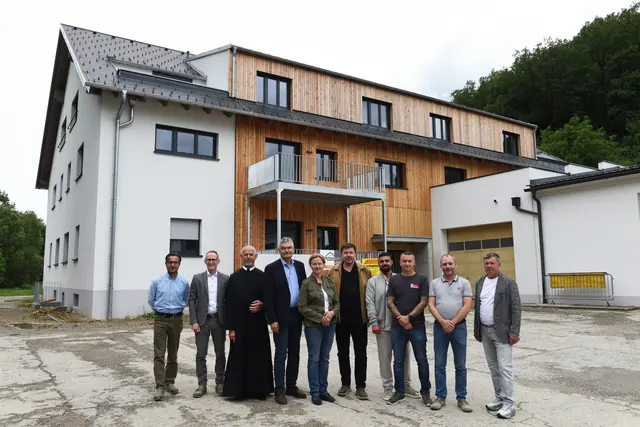 Die Vertreterinnen und Vertreter des Benediktinerstiftes Göttweig und der Professionisten bei der Fertigstellung der Wohnhausanlage in Klein-Wien: Ralph Kalchhauser, Bernhard Rameder, (Bauamt Benediktinerstift Göttweig), Kämmerer Pater Maurus Kocher (Benediktinerstift Göttweig), Wirtschaftsdirektor Gerhard Grabner (Benediktinerstift Göttweig), Baumeisterin Margit Kiss, Baumeister Andreas Schnabl, Patrik Trifan, Oliver Zörner, Christoph Eckl und Ioan Trifan (v.l.) | Foto: Stift Goettweig/Victoria Huschner