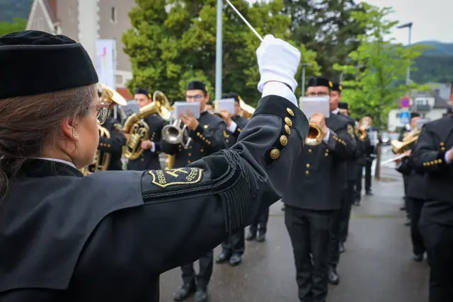 Musikkapelle mit Instrumenten