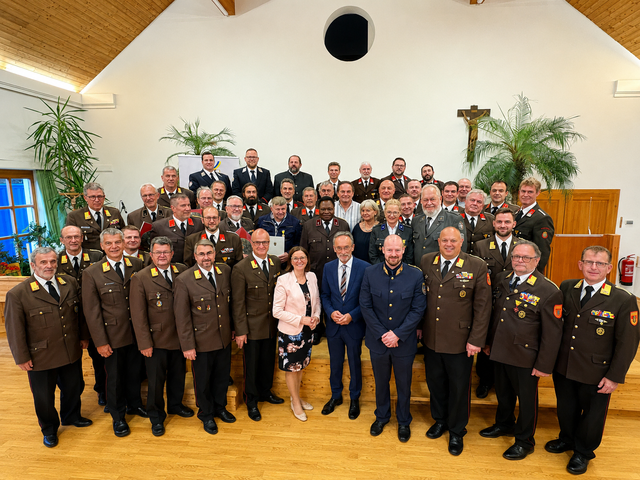 Zahlreiche Feuerwehrmitglieder sowie Vertreterinnen und Vertreter aus Politik, Behörden und Einsatzorganisationen nahmen am Abschnittsfeuerwehrtag in Wolfsgraben teil. | Foto: Michael Sabadello