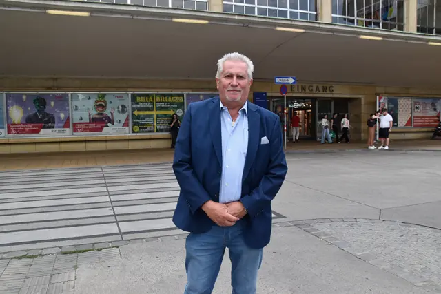 Klubobmann der FPÖ Rudolfsheim-Fünfhaus Manfred Dvorak fordert ein Ausweitung der Schutzzone, auch bei der U6-Station "Gumpendorfer Straße". | Foto: Patricia Hillinger/MeinBezirk