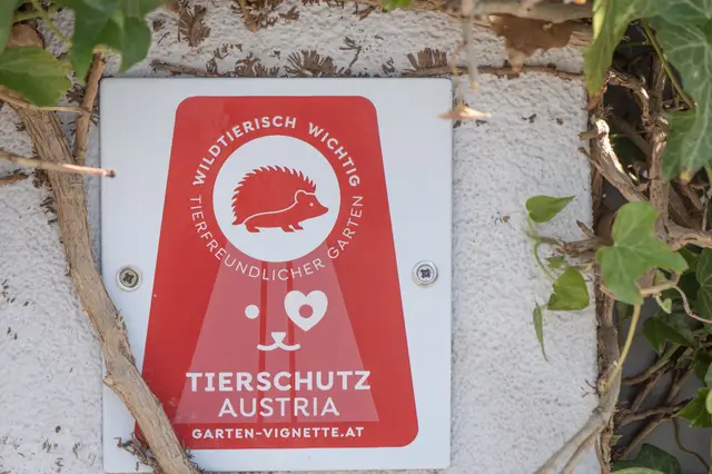 Die neue Garten-Vignette soll wildtierfreundliche Gärten sichtbar machen. | Foto: Tierschutz Austria