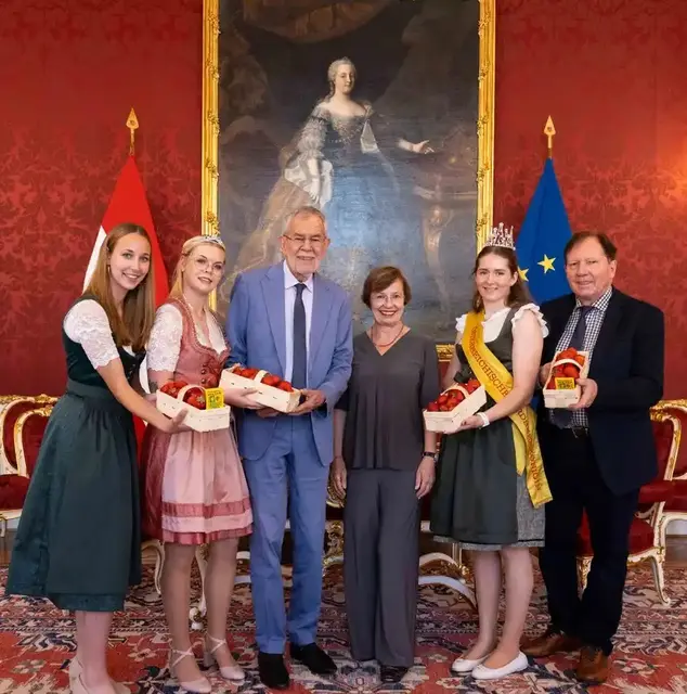 Bundespräsident Alexander van der Bellen mit Gattin Doris Schmidauer und der Delegation aus der Marktgemeinde Wiesen: die ehemalige Österreichische Erdbeerkönigin Lara I., die Österreichische Erdbeerprinzessin Lara, die Österreichische Erdbeerkönigin Ines I. mit Bürgermeister Matthias Weghofer. 

Bürgermeister Matthias Weghofer, Öst. Erdbeerkönigin Ines I., Öst. Erdbeerprinzessin Lara und die ehemalige Erdbeerkönigin Lara I., | Foto: Marktgemeinde Wiesen
