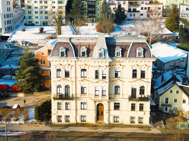 So sah das Gebäude vor dem Brand im November 2025 aus: Private Drohnenaufnahme der Villa an der Esplanade (01/2024). | Foto: Markus B.