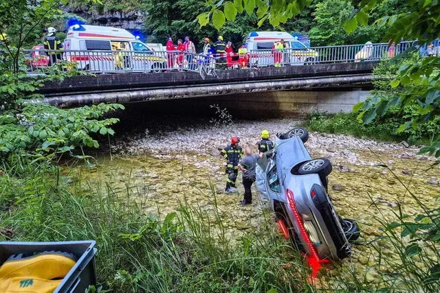 Nach einem Brückendurchbruch in den Gosaubach im Bereich Gosauzwang wurden fünf Insassen aus dem verunglückten Pkw gerettet und verletzt in umliegende Krankenhäuser gebracht. | Foto: FF Bad Goisern