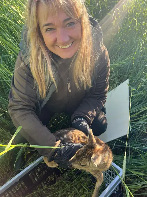 Maria Schwarz engagiert sich seit Jahren für Jungwildrettung und Naturschutz. | Foto: Robert Herz
