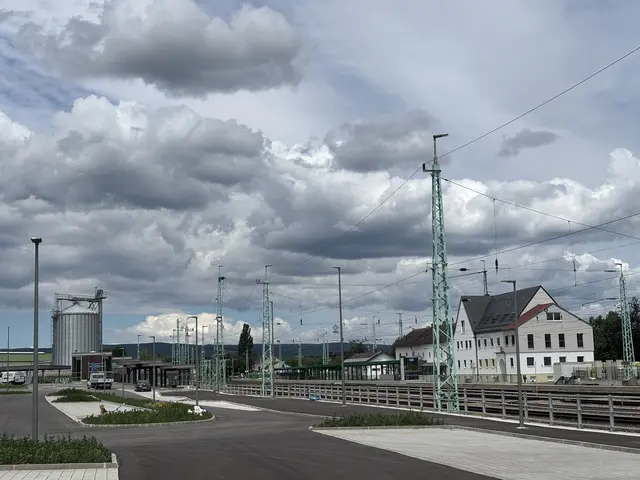 Ein barrierefreier Personentunnel verbindet die neue Parkanlage mit den Bahnsteigen und dem Bahnhofsgebäude. | Foto: Dorottya Fejes/MeinBezirk