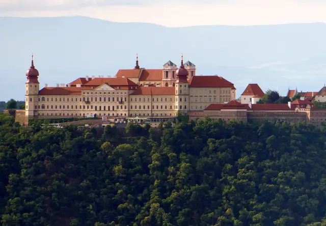 Gegenüber der Donauwarte thront das Stift Göttweig.