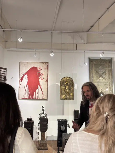 Auch ein frühes Schüttbild von Hermann Nitsch findet sich in der Ausstellung.
