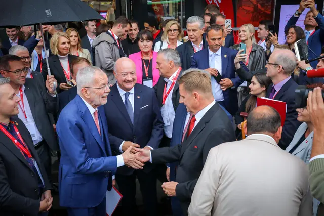 Männer geben sich zur Begrüßung die Hand