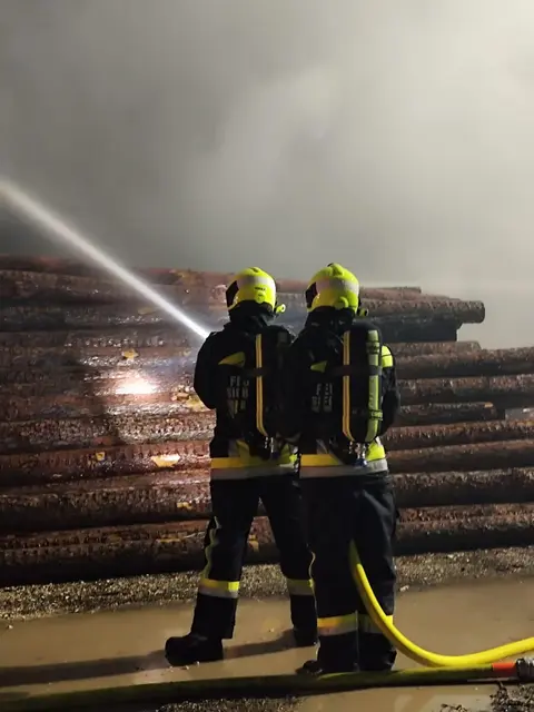 Besonders betroffen war eine Halle, in der Holzschnitzel gelagert wurden. | Foto: FF Mistelbach