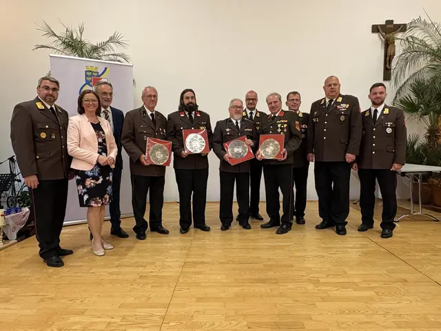 Marcus Honkisz, Heinz Scheidtenberger, Josef Wanczura und Harald Zacek erhielten als Dank und Anerkennung für ihre bisherige Tätigkeit einen Zinnteller überreicht. | Foto: Michael Sabadello