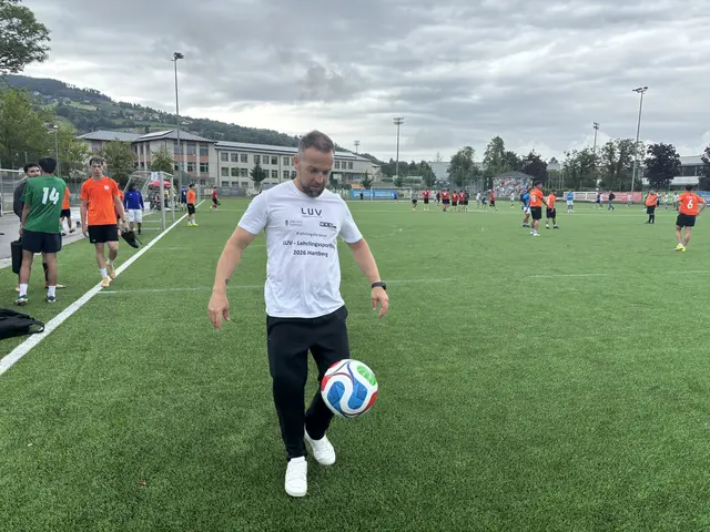 Wolfgang Kampl mit Fußball