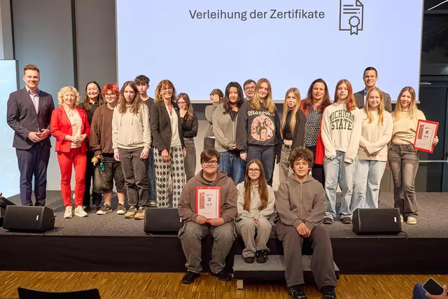 Die Schülerinnen und Schüler der PTS Amstetten/PTS Waidhofen an der Ybbs erhielten ihr Zertifikat überreicht. | Foto: Georges Schneider