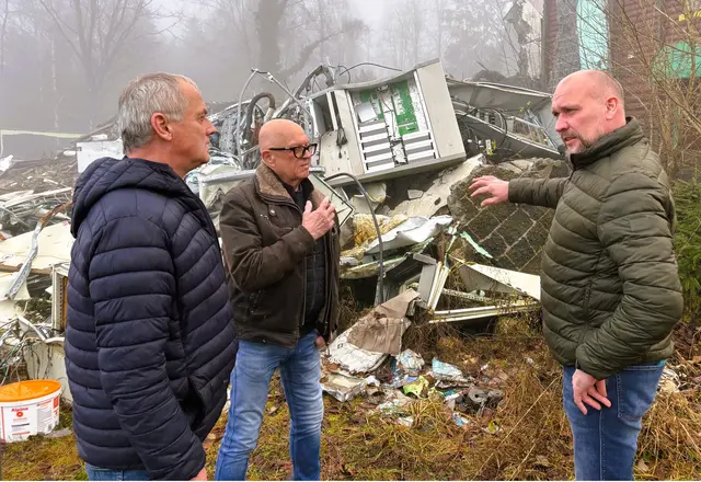 Lokalaugenschein am 11. Dezember 2025 vor dem Schutthaufen am Turm: Schardenbergs  Bürgermeister Stefan Krennbauer (rechts) ordnete nun die Räumung des Schutthaufens an. Weiters am Bild: Klaus Würfl,  staatlich geprüfter Techniker aus Passau und Turmbetreuer Christian Hartinger aus Esternberg. | Foto: Franz Gruber