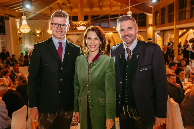 Am Bezirkskongress der Lungauer Volkspartei, 10. Juni 2026, v. li.: Bezirksparteiobmann Maximilian Aigner, Landesparteiobfrau Karoline Edtstadler, Markus Schaflechner (ehemaliger Bezirksparteiobmann). | Foto: (c) Salzburger Volkspartei / Horn 