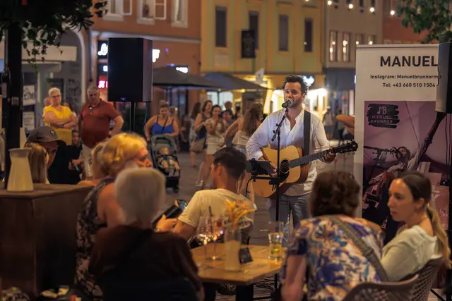 Livemusik mitten in der Stadt. Mit Rookie Music 2026 verwandelt sich die Villacher Innenstadt jeden Freitag in eine Bühne.  | Foto: Olga Bereslavskaya