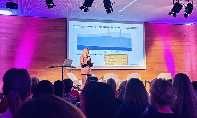 Über die Bevölkerungsentwicklung in den nächsten zwei Jahrzehnten informiert Karin Scheiblberger, Geschäftsführerin der Raiffeisen Versicherungsdienst GmbH. | Foto: Weymayer