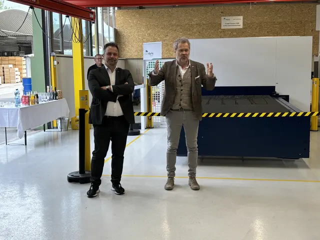 Die beiden Geschäftsführer Andreas Schröck und Bernhard Lambauer begrüßen die Gäste vor der neuen Schneideanlage. | Foto: MeinBezirk/Angelika Kern