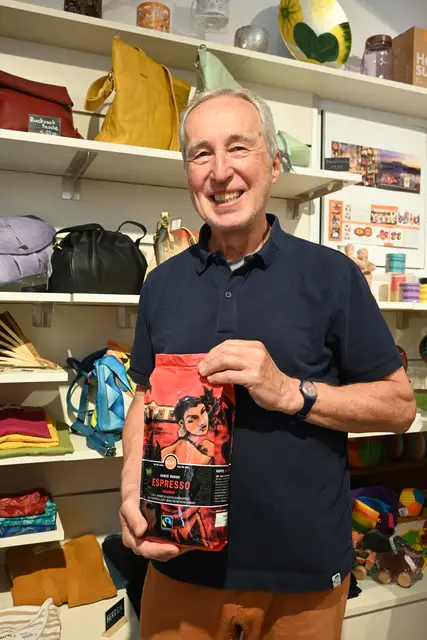 Klaus Allin beeindruckte vor allem der persönliche Kontakt mit den Produzentinnen und Produzenten auf den Besuchsreisen etwa nach Indien, Sri Lanka oder Mexiko.  | Foto: Königer
