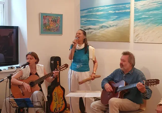 LiLA y Geckos - Live-Musik bei der Ausstellungseröffnung "Sonnenwassertanz" in der Art-Galerie Werkbund, Graz | Foto: Photo c by Renate Urban 2026