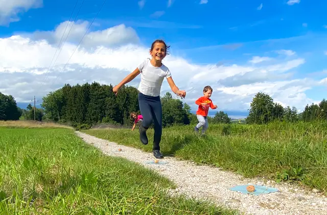 Spielerisch und mit allen Sinnen können Kinder und Erwachsene die Natur erkunden, forschen und ausprobieren. | Foto: Naturpark Bauernland
