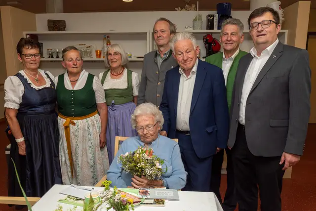 Maria Knoblechner (Obfrau der Goldhauben- und Kopftuchgruppe Oberwang), Ernestine Wienerroiter (Vorstands-Mitglied der Goldhauben- und Kopftuchgruppe Oberwang), SB-Sprengelbetreuerin Elfriede Baihofer, Jubilarin Johanna Putz, Bürgermeister der Gemeinde Oberwang Matthäus Feusthuber, LO Josef Pühringer, SB-Ortsobmann Georg Kreuzer, Thomas Lechner (Pfarrer in Oberwang) (v.l.). | Foto: OÖ Seniorenbund