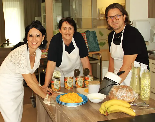 Nina Stern, Sylvia Kremsner und Franky Wild erfreuten die Bewohner im PKZ-Großpetersdorf mit Eisspezialitäten. | Foto: Peter Seper