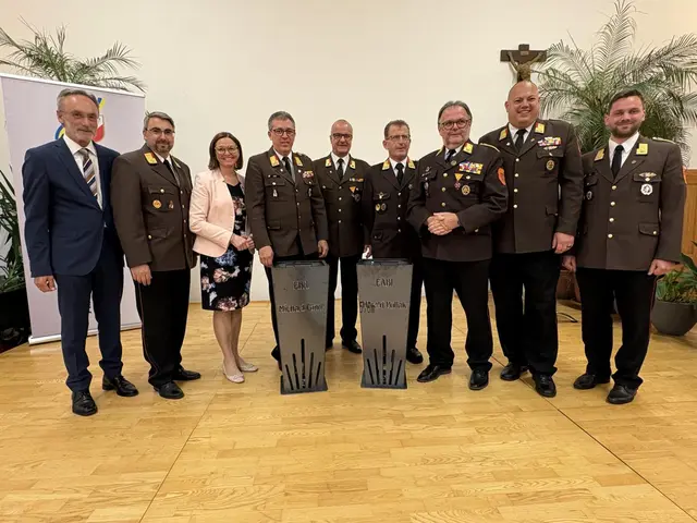 Michael Gindl und Harald Pollak wurden gemeinsam mit vielen weiteren verdienten Funktionären für die langjährige Zusammenarbeit und ihr Engagement im Feuerwehrwesen geehrt. | Foto: Michael Sabadello