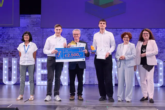 HTL Bregenz belegt den ersten Platz bei Jugend-Innovativ-Wettbewerb: Reingard Grabherr (BOKU, Jury) Jonas Stadelmann, Gunter Spiegel, Julian Übelher (HTL Bregenz), Staatssekretärin Elisabeth Zehetner und Doris Wagner (BMB) v. l. | Foto: Ludwig Schedl/APA 