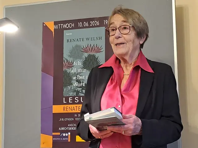 Renate Welsh las in einem voll besetzten Albrechtsaal aus ihrem Buch „Ich fall mir selbst ins Wort". | Foto: bibliothek st. martin