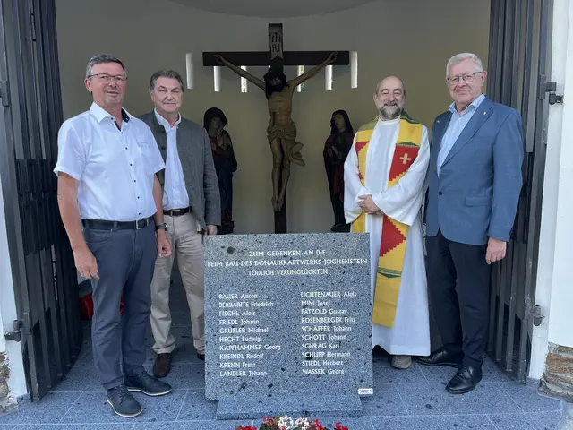 Enthüllung des Gedenksteins in der Fallauerkapelle für die jene 20 Arbeiter, die bei der Errichtung des Kraftwerks Jochenstein in den 1950er-Jahren verunglückt sind. Am Bild: Bürgermeister Roland Pichler, Karl Heinz Gruber (Geschäftsführer Verbund Wasserkraft), Johann Padinger (Pfarrer der Pfarre Engelszell-Peuerbach) und Friedrich Bernhofer (Obmann Kultur und Tourismus an der Donau in Engelhartszell) | Foto: Elena Auinger