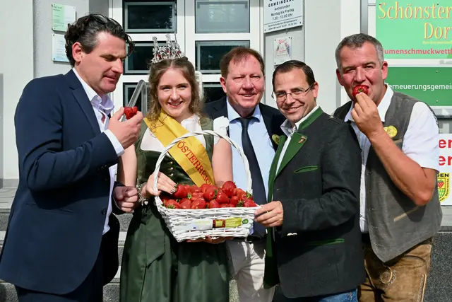 Am Sonntag dem 31. Mai, wurde Ines Gebhardt zur neuen Österreichischen Erdbeerkönigin gekürt.  | Foto: Josef Steiger