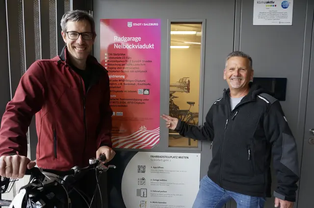 Sicheres Radparken nahe dem Hauptbahnhof
Bürgermeister-Stellvertreter Kay-Michael Dankl (li.) und Franz Höller von der Baudirektion bei der Radgarage Nelböckviadukt in der Rainerstraße. Dort stehen aktuell noch freie Stellplätze zur Verfügung. | Foto: Stadt Salzburg