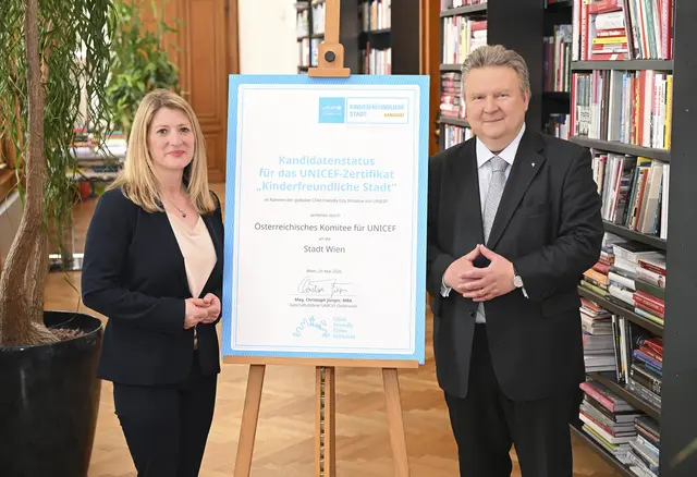 UNICEF verleiht der Stadt Wien den Kandidatenstatus „Kinderfreundliche Stadt". Am Foto: Vizebürgermeisterin Bettina Emmerling (Neos) und Bürgermeister Michael Ludwig (SPÖ).  | Foto: Stadt Wien/Christian Jobst