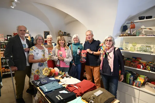 Ein Teil des ehrenamtlichen Teams des Innsbrucker Weltladens in der Universitätsstraße 3. v.l.n.r.: Michael Bürkle, Gertraud Machajdik, Gertrude Potocnik, Mathilde Wurzer, Eva Peter, Klaus Allin, Helene Bürkle | Foto: Königer