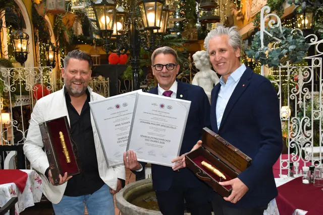 Die Ehre einer „Nebenrolle“ erhielt diesmal Johann-Philipp-Spiegelfeld (re), der an diesem Abend als Spargel-Feinschmecker des Jahres mit dem Goldenen Spargel ausgezeichnet wurde. | Foto: Patricia Hillinger/MeinBezirk