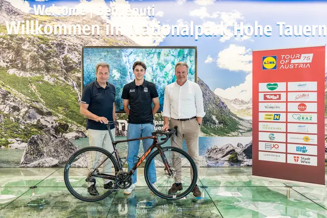 Franz Theurl (TVB-Obmann Osttirol), Felix Rützler (Tirol KTM Cycling Team) und Thomas Pupp (Tour Direktor Tour of Austria) | Foto: Expa Pictures