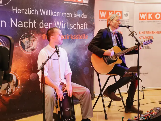 Die „Freunde des Japaners“, Manuel Dinhof und Bernhard Beibl, sorgten für die musikalische Umrahmung des Abends. | Foto: Nataliya Melzer