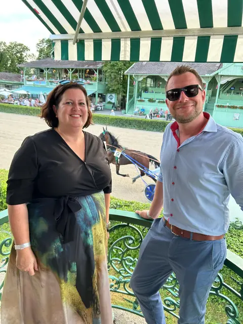 Bürgermeisterin Sabrina Divoky und Vizebürgermeister Clemens Zinnbauer in der Trabrennbahn. | Foto: Stadtgemeinde Traiskirchen